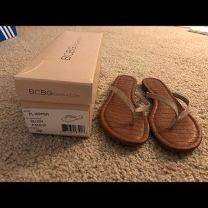 BCBGENERATION FLIP FLOPS